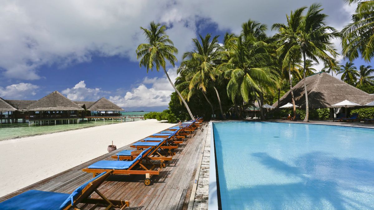 Medhufushi Island Escape – 5 Days of Tropical Bliss in the Maldives